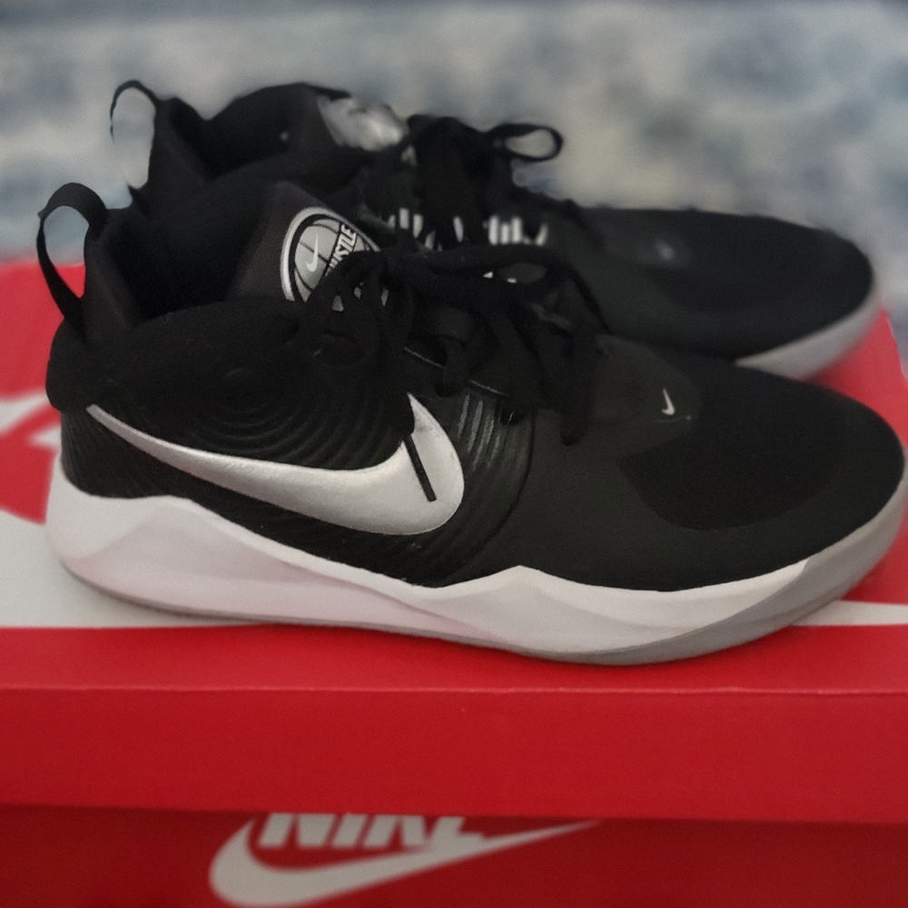Unisex Kids Nike TEAM HUSTLE Basketball shoes sz5.5